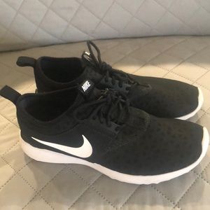 Nike Black & White Women's Athletic Running Shoes Size 7